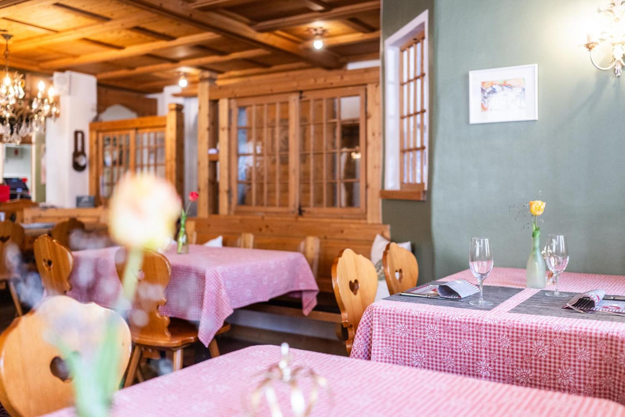 Hotel La Cruna Tujetsch Bagian luar foto