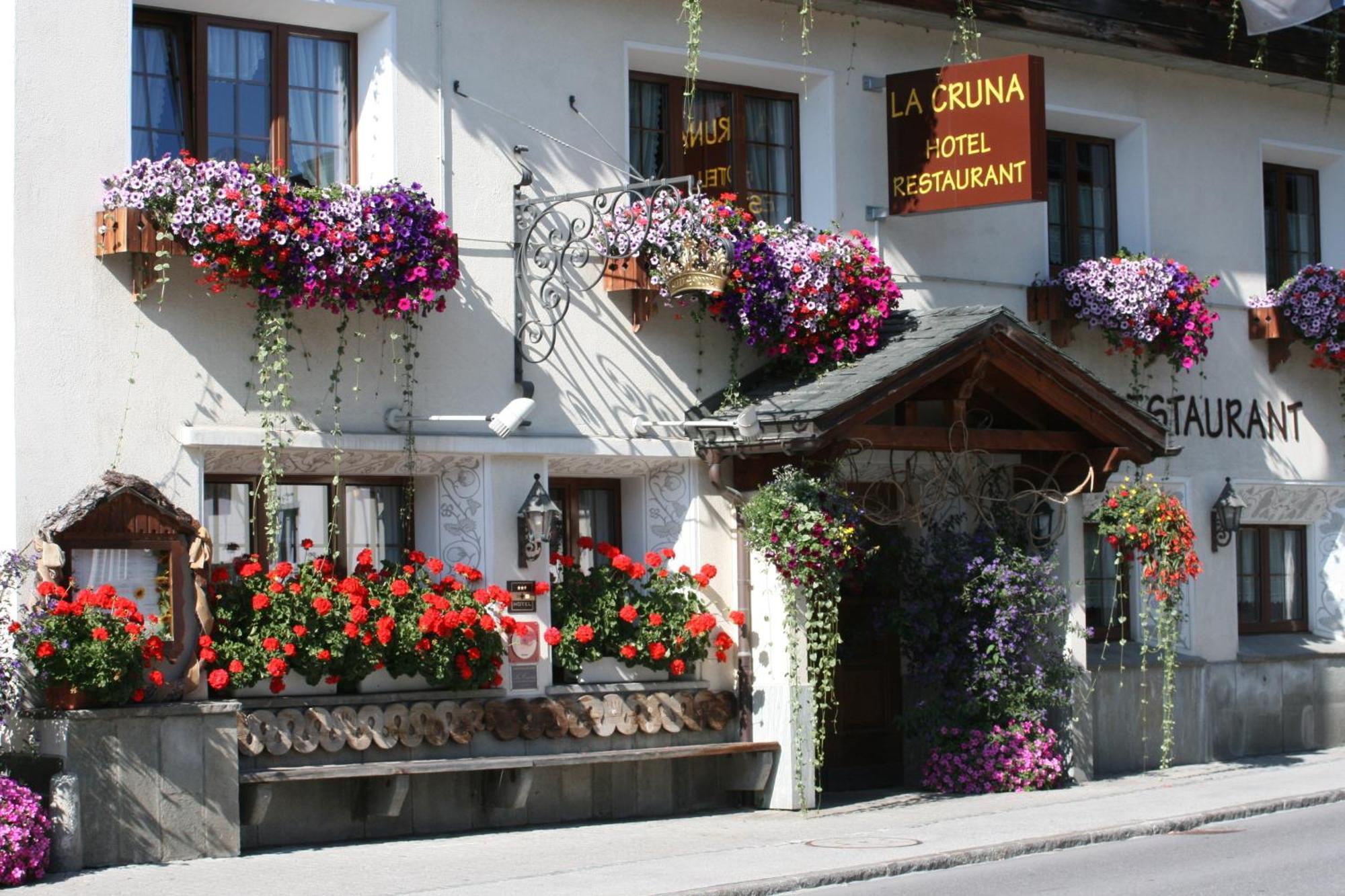 Hotel La Cruna Tujetsch Bagian luar foto
